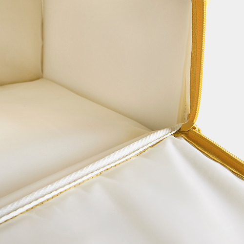 Detalle de borde de bolso KLOTPIL beige con cremallera dorada resistente y costuras limpias.