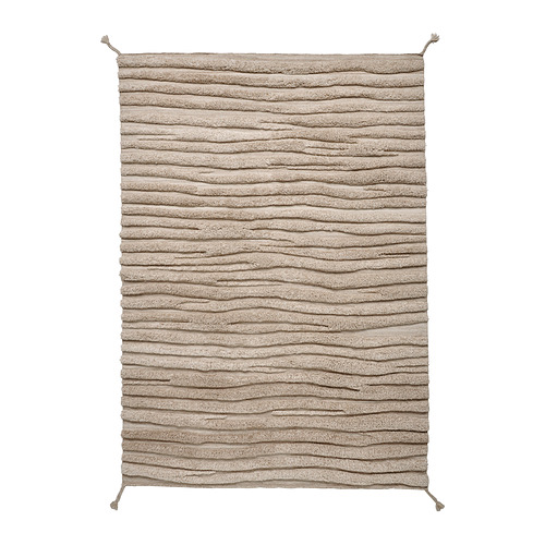 La alfombra bankkotor, un revestimiento de suelo rectangular de color beige con un diseño texturizado y ondulado, tejido a mano con pura lana.