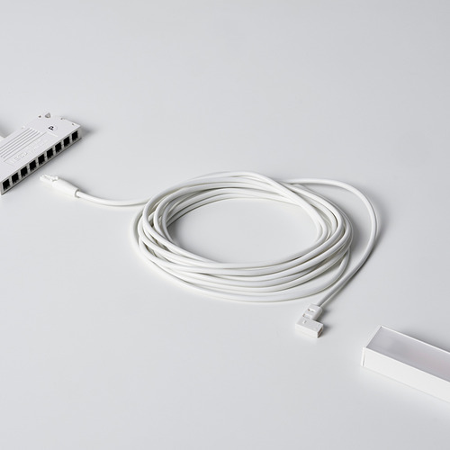 Un cable blanco en espiral para conectar luces led, se muestra con una caja de conectores.