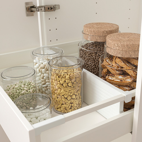 Cajón de cocina con organizadores ajustables que sostienen recipientes de vidrio para alimentos, frascos con corcho y un divisor para un almacenamiento ordenado.