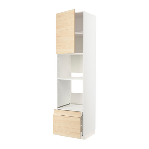Un mueble de cocina blanco y claro de color ceniza del sistema METOD, con una combinación de puertas y estantes.