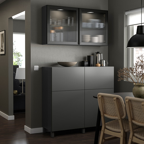 Cocina moderna con armarios grises FÄLLSVIK, puertas de cristal de caña, suelo de madera y sillas blancas, elegantes y elegantes.
