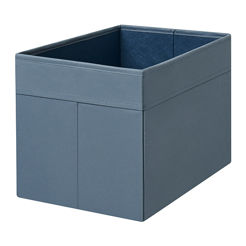 Una caja de almacenamiento DRÖNA rectangular gris con laterales de tela resistente y asas integradas para un fácil acceso.
