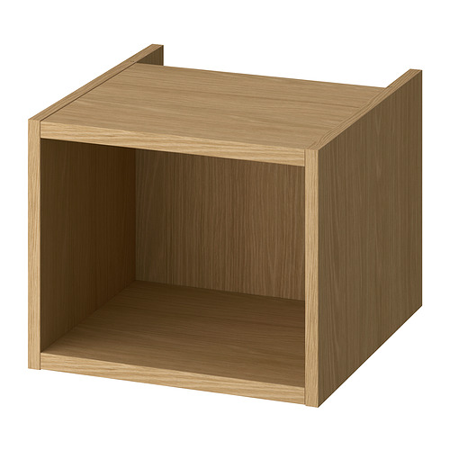 Un armario abierto de madera marrón HAGAÅN con un acabado natural, perfecto para el almacenamiento en el baño.