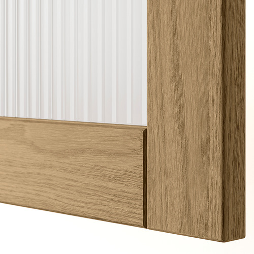 Primer plano de la esquina de una puerta con marco de madera, que muestra un acabado de chapa de roble suave y de alta calidad y una artesanía limpia.