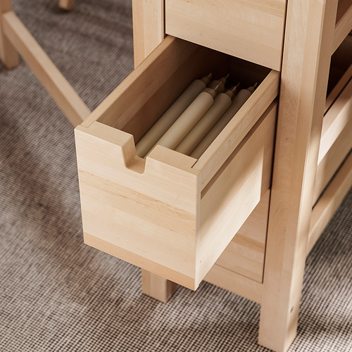 Cajón de madera medio abierto, con objetos cilíndricos. Parte de un set de almacenamiento de NORDEN .