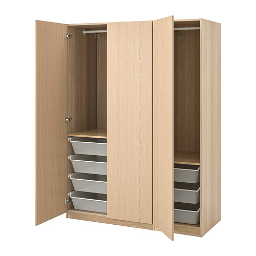 Un armario PAX de madera de ikea de color claro con puertas abiertas y cestas de malla en el interior.