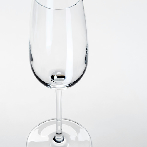Copa de vino transparente con tallo largo, acabado liso, sobre fondo blanco. Material cristalino, que refleja la luz con elegancia.