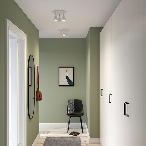 Moderno pasillo verde con silla negra, espejo y lámparas NÄVLINGE.