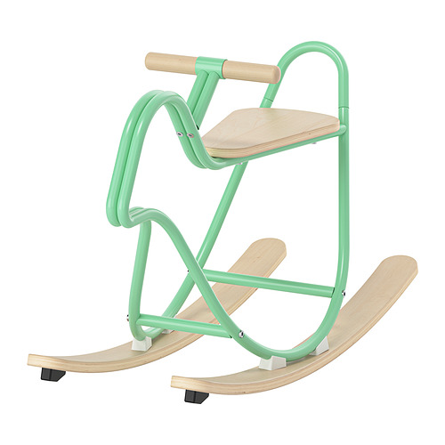 Mecedora de acero verde y madera, asas, forma curvada, asiento para niños.