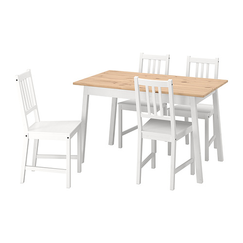 Un juego de comedor de madera blanca, que incluye una mesa rectangular y cuatro sillas a juego, con un diseño simple y limpio.
