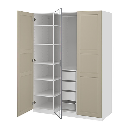 Un armario abierto PAX de ikea en color beige con estantes blancos y una cesta de malla. Es un diseño minimalista con estantes ajustables y bisagras de cierre suave.