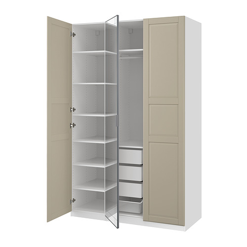 Armario PAX en beige y blanco; Altas, rectangulares con puertas espejadas, abiertas para mostrar estantes y cajones.