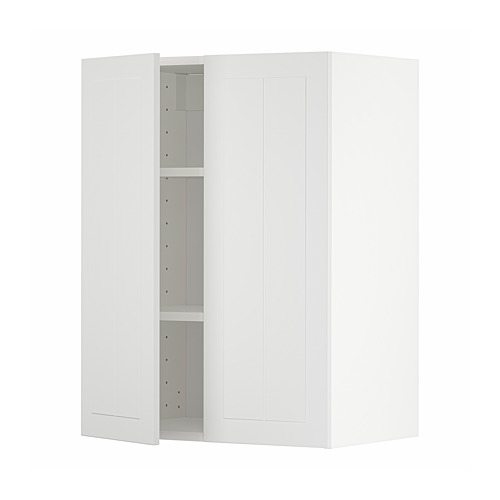 Representa un mueble de cocina METOD blanco con una puerta abierta que revela un estante ajustable en el interior.