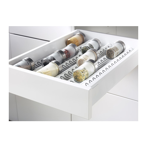 Un cajón de cocina con múltiples tarros de especias, parte del sistema METOD con cajones de cierre automático.