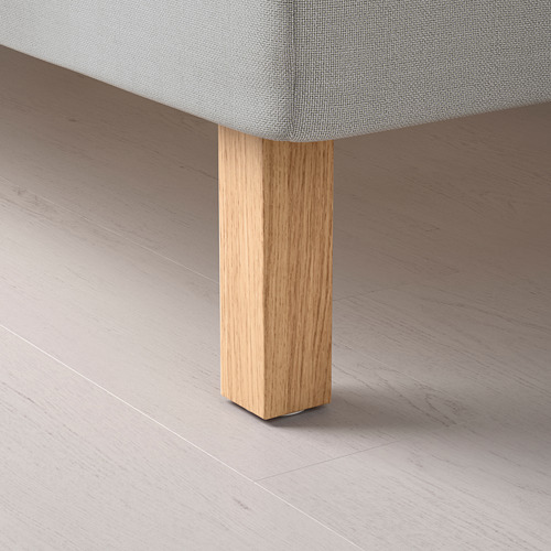 Una pata de mesa de madera con acabado natural que muestra una textura de grano fino y un revestimiento de laca acrílica suave y transparente.