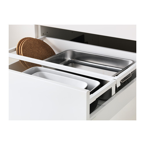 Un cajón de cocina METOD con compartimentos ajustables y mecanismo de cierre automático.