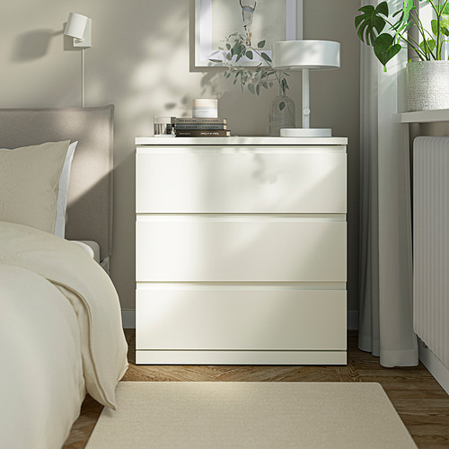 Mesita de noche STORKLINTA blanca, pequeña, cuatro cajones, diseño moderno, al lado de la cama, aspecto limpio.