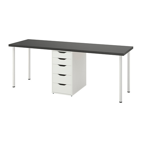 LAGKAPTEN: escritorio negro, cajones blancos, espacio de trabajo moderno.