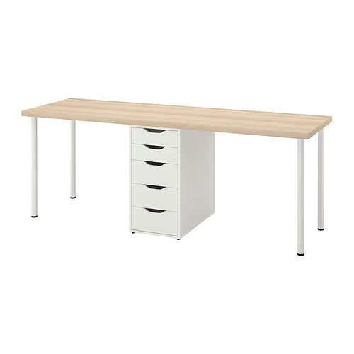 Un escritorio LAGKAPTEN en color blanco, con tapa de madera clara y patas metálicas, incluyendo un mueble de cinco cajones.