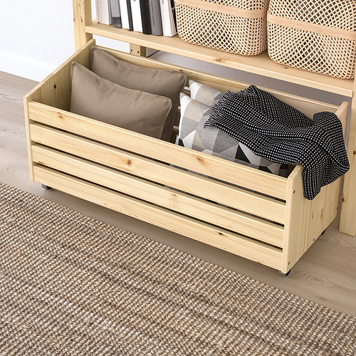 Caja de almacenamiento de madera con cojines y mantas, parte del sistema IVAR.