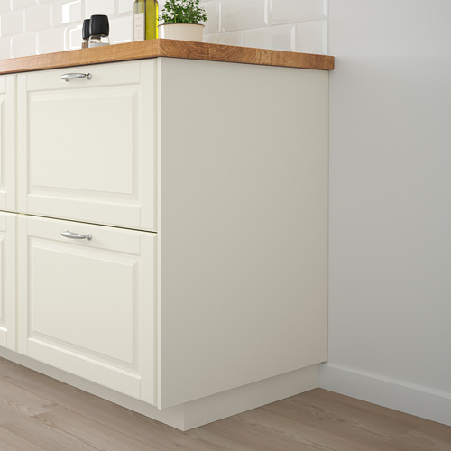 Mueble de cocina FÖRBÄTTRA blanco con encimera de madera, planta, botella, altavoz.