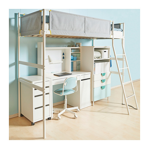 Un escritorio blanco MICKE con cajones, estantes y una silla azul. Dispone de unidades de almacenaje y estantes regulables.