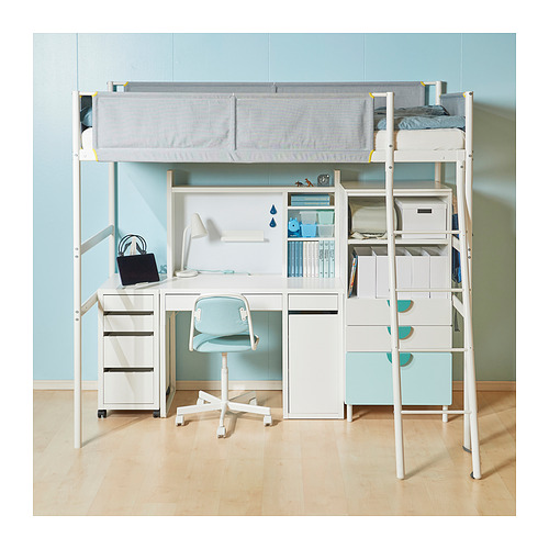 Producto: Escritorio MICKE blanco. Cama alta, cajones, estanterías, lámpara, libros, silla.