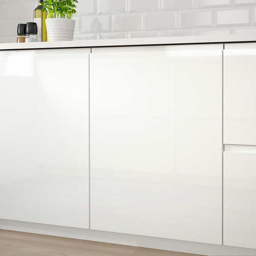 Mueble de cocina moderno blanco con acabado liso de alto brillo y tiradores integrados, diseñado para una fácil limpieza y una instalación versátil.
