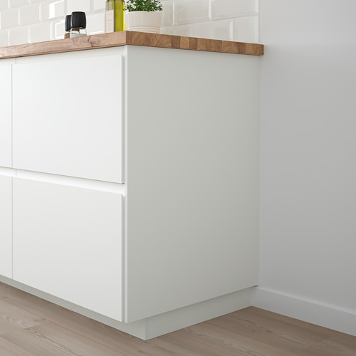 Mueble de cocina blanco FÖRBÄTTRA, diseño elegante y moderno, alto con una base ancha, encimera de madera de color claro, pequeños elementos decorativos en la parte superior.