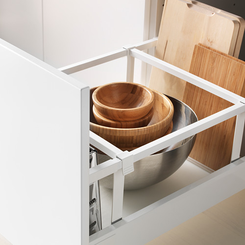 Cajón de cocina moderno con cuencos de madera, cuenco de plata, mecanismo liso.