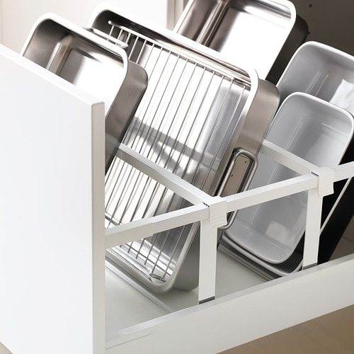 Organizador de cajones de cocina que sostiene varias bandejas para hornear verticalmente, lo que garantiza un fácil acceso y un almacenamiento ordenado.