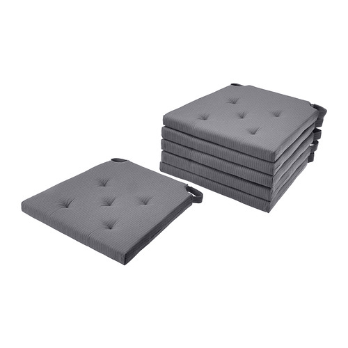 Seis cojines de silla rectangulares grises con diseño capitoné, apilados ordenadamente, con tela de algodón y relleno de espuma.