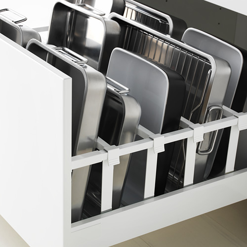 Organizador de cajones de cocina blanco que sostiene bandejas metálicas para hornear; Marcos robustos, cajones que se cierran automáticamente.
