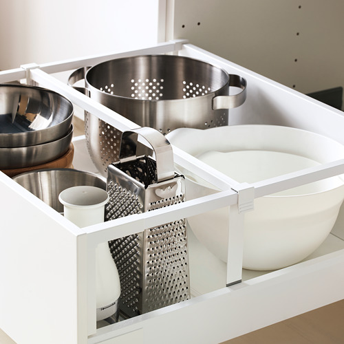 Cajón de cocina con múltiples compartimentos. Sostiene ollas grandes, coladores, ralladores y tazones para mezclar. Incluyen acceso extraíble y estantes ajustables.