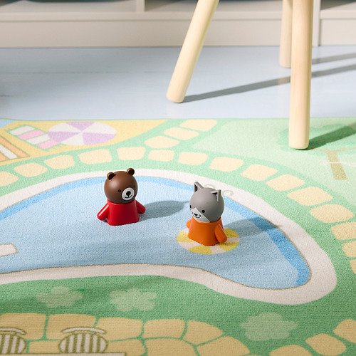 Dos figuras de juguete, un oso y un gato, se sientan sobre una colorida alfombra de juego estampada. La alfombra tiene un respaldo de goma para mantenerse en su lugar, evitando resbalones.