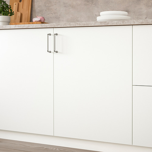 Mueble de cocina blanco con asas, con una superficie lisa y resistente a las manchas. Pila de platos visible en la encimera.