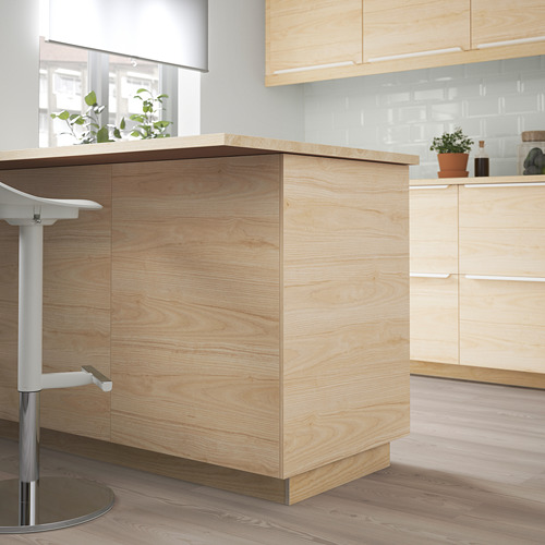 Armarios de cocina de fresno claro, diseño minimalista, altos, elegantes, con plantas y electrodomésticos.