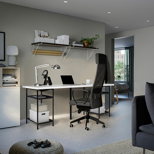 Moderna oficina en casa con escritorio, estantes y gabinete LAGKAPTEN para espacio de trabajo y almacenamiento.