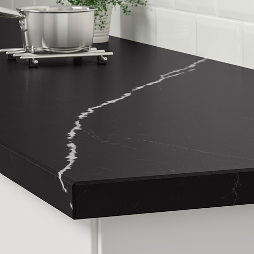 La encimera de cuarzo oscuro con vetas blancas muestra resistencia a las manchas y elegancia, ideal para uso en la cocina.