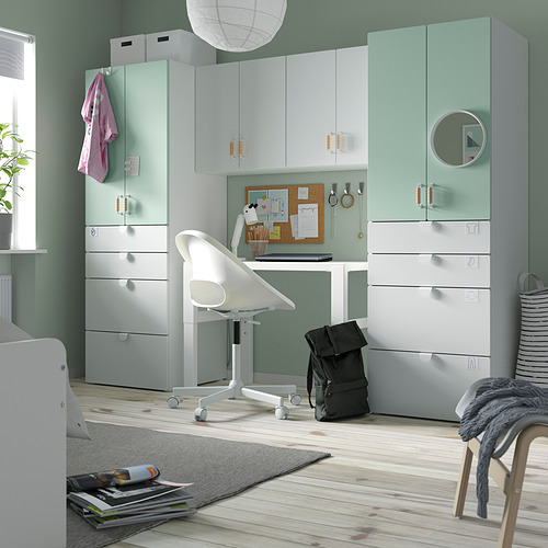 Moderna habitación infantil con muebles SMÅSTAD. Armarios, cajones, escritorio, silla ergonómica, suelo de madera, amplios y organizados.