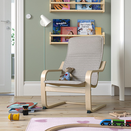Silla infantil POÄNG, madera clara, cojín gris, juguetes, libros, rincón acogedor