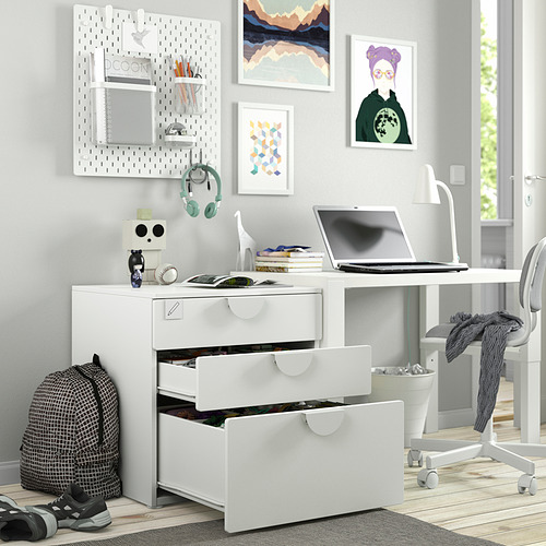 Cajonera baja blanca, perfecta para que los niños accedan y organicen fácilmente objetos pequeños como bolígrafos y papeles. Cajón abierto en la parte inferior.