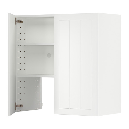 Un mueble de cocina METOD blanco con estantes y puertas ajustables.