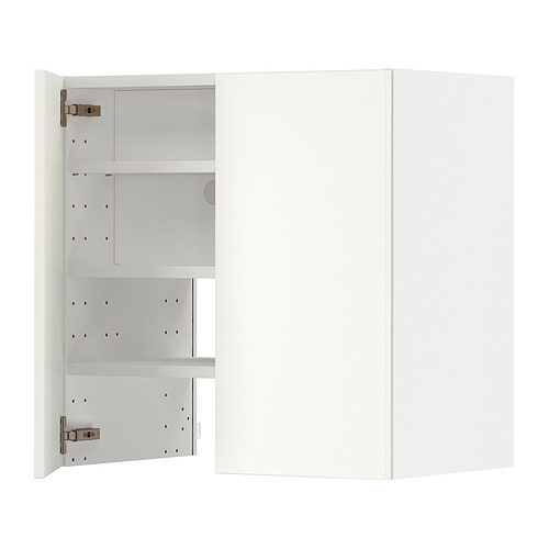 Mueble de cocina METOD en blanco con estantes ajustables, elegantes puertas beige.