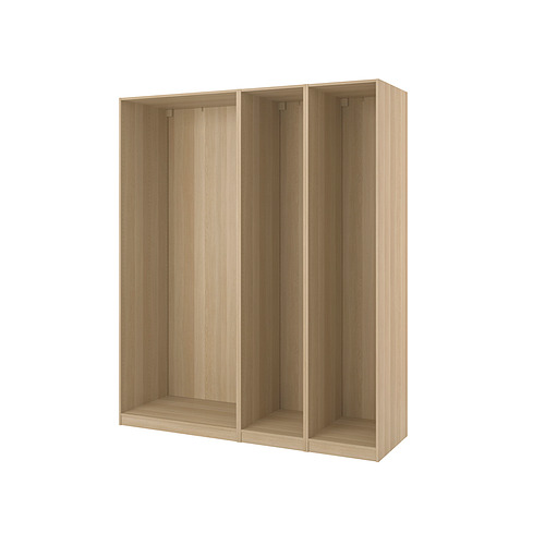 Un marco de armario PAX de ikea. Es de color claro, rectangular, con tres tramos divididos por dos paneles verticales.