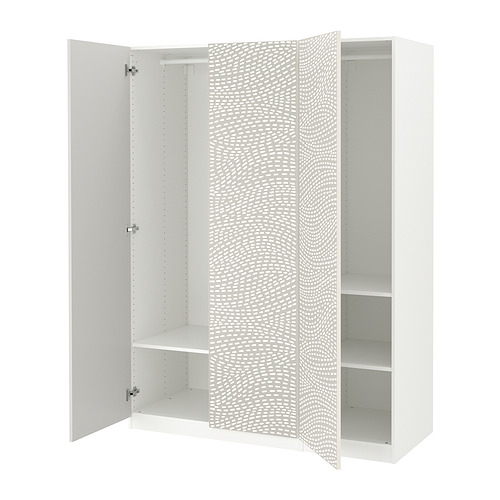 Un armario blanco abierto de ikea PAX con una puerta texturizada, con estantes y una barra para colgar en el interior.