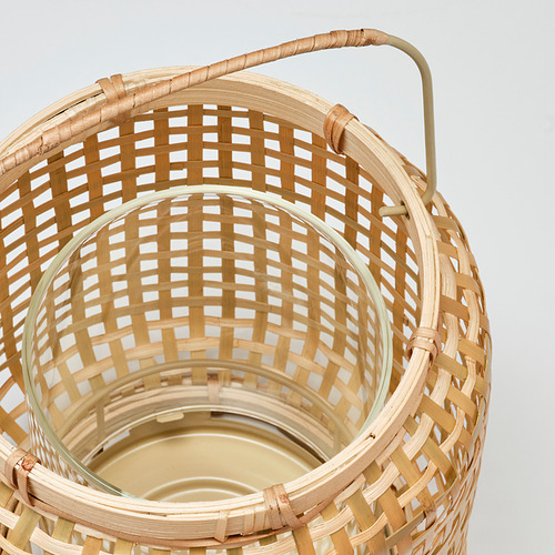 Cesta de mimbre con asa, forro de vidrio, tejido resistente, aspecto natural.