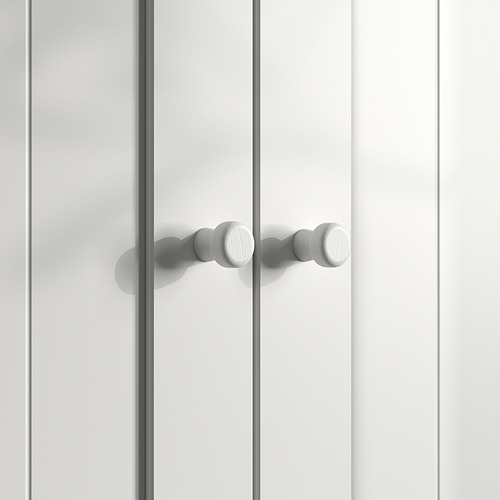 Una puerta de armario GULLABERG blanca con pomos redondeados, con un diseño atemporal.