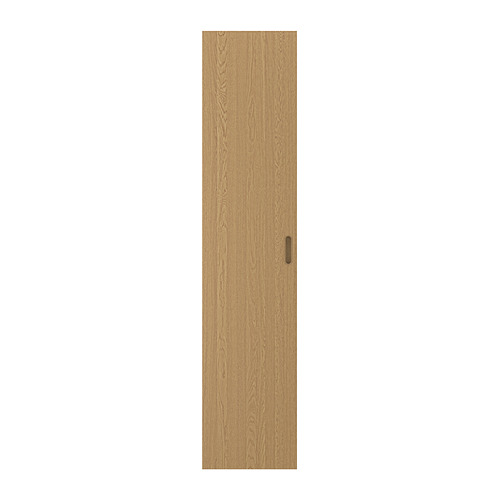 Una puerta de madera TONSTAD en chapa de roble con un diseño elegante y estrecho y un acabado liso. Tiene un solo mango integrado para un aspecto minimalista.